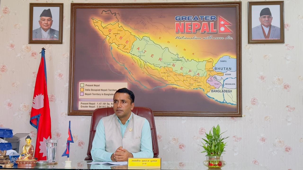 बागमतीका भौतिकमन्त्रीको कार्यकक्षमा ‘ग्रेटर नेपाल’को नक्सा